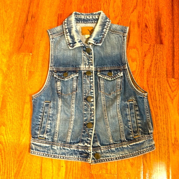 AMERICAN EAGLE OUTFITTERS WOMEN WASHED DENIM VEST IN SIZE SMALL - Picture 1 of 4
